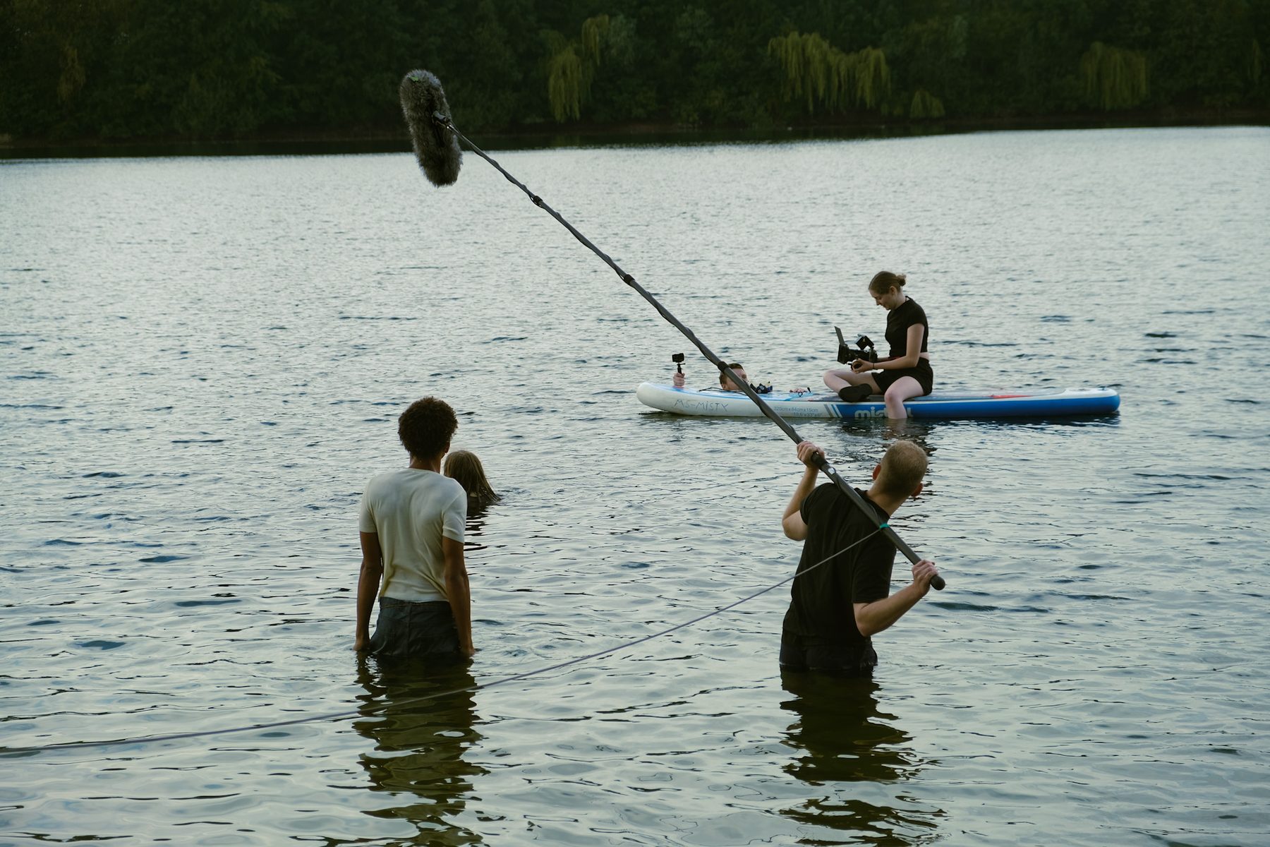 Filmteam mit Tonangel im See