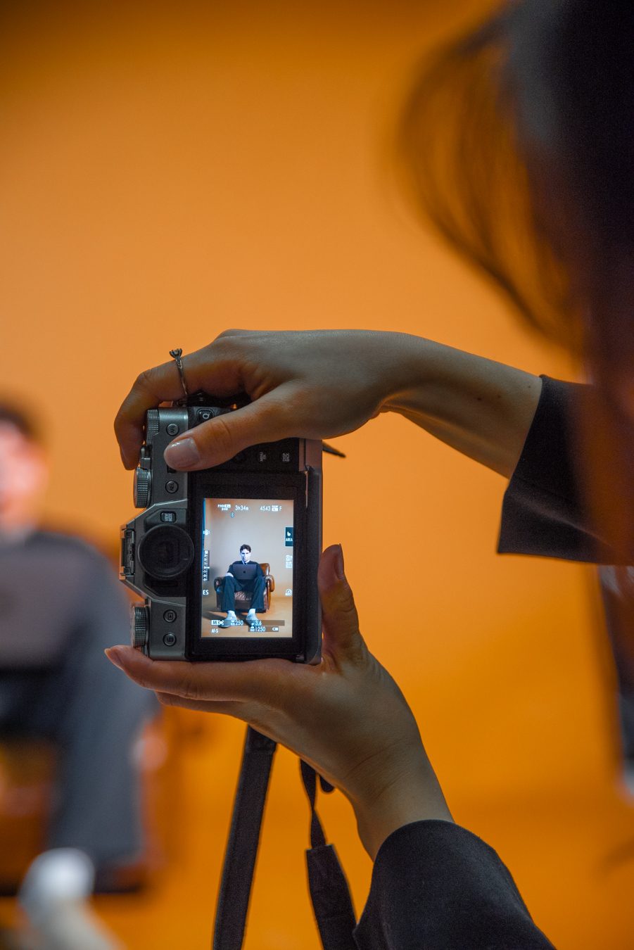 Blick auf das Kameradisplay bei einer Studioproduktion